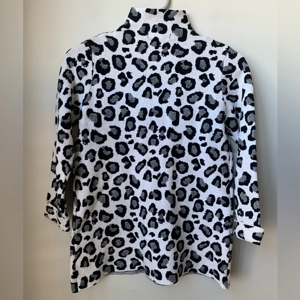 TAHARI Animal Print Mock Neck Turtleneck 3/4 Cuffed Sleeve Sweater
